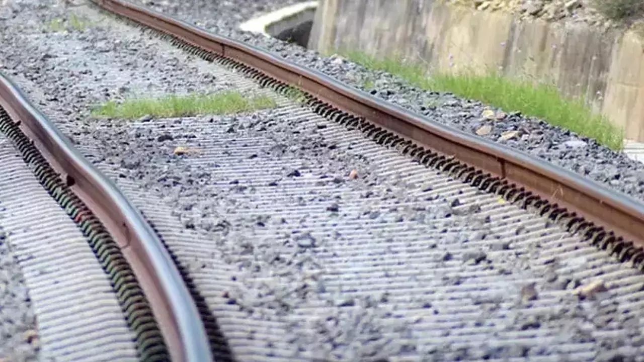 Teen gone missing, belongings found near railway tracks - News Karnataka