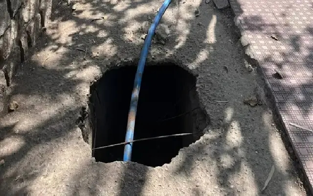 Bengaluru: Massive Footpath Hole in Whitefield Puts 3,000 Students at Risk - News Karnataka