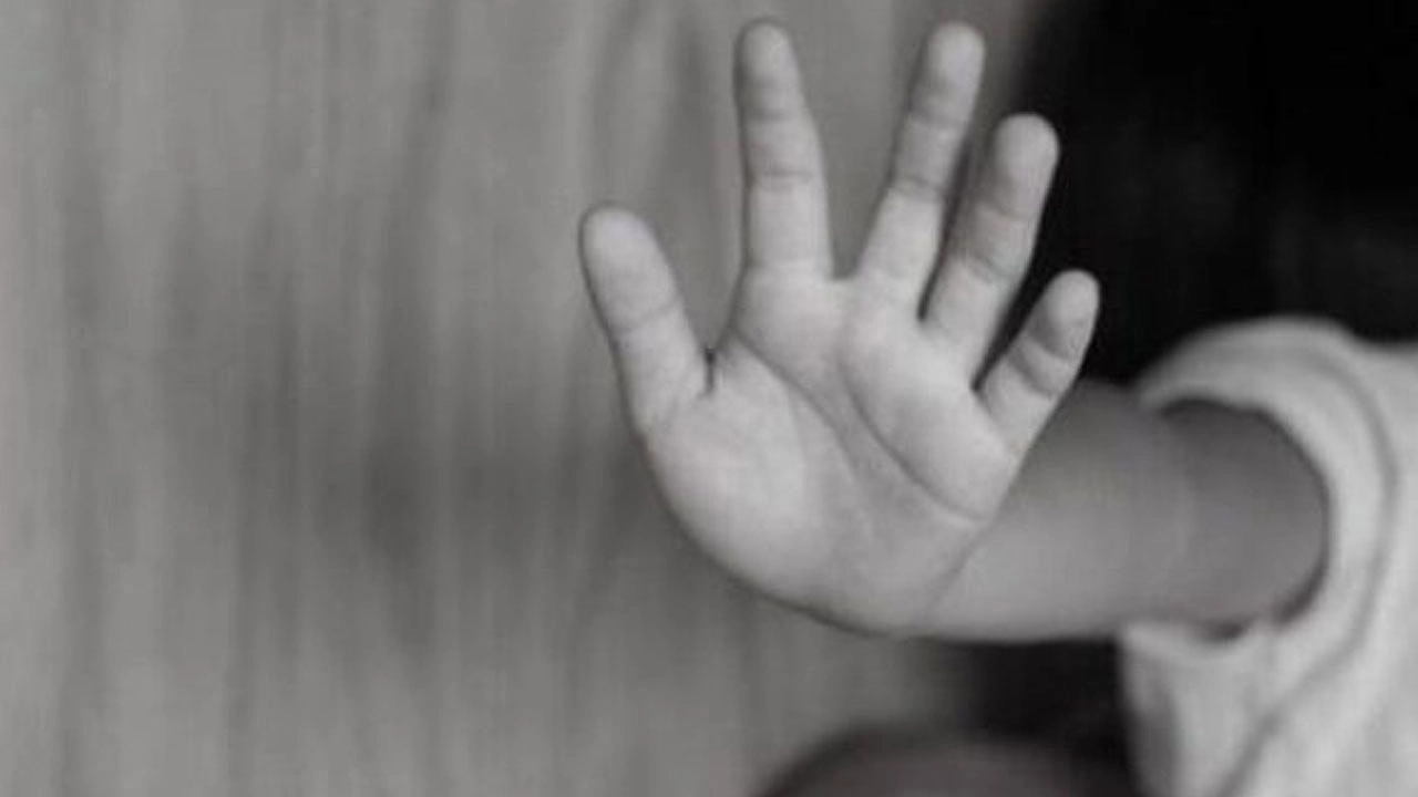 Men assault young girl and film scene in shocking video - News Karnataka