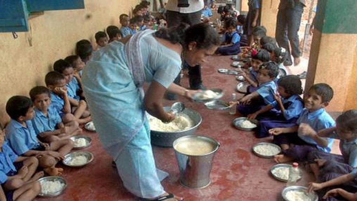 Midday meal workers demand better pay and benefits in Bengaluru - News Karnataka