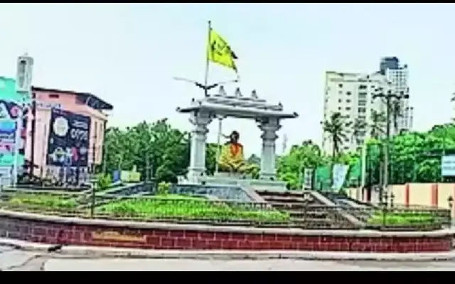 Narayana Guru Circle in Mangaluru Falls Into Disrepair, Sparks Public Outcry - News Karnataka