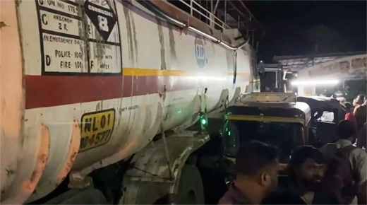 Parked tanker suddenly moves and causes panic on road - News Karnataka