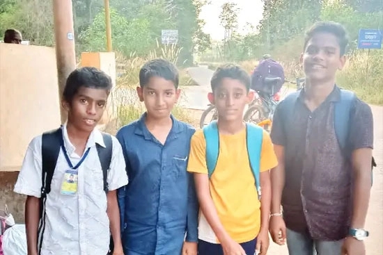 School on fire, class 6 and 7 students heroically come forward to rescue - News Karnataka
