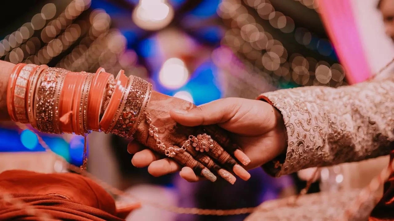 Wedding takes unexpected turn, police station becomes wedding venue - News Karnataka