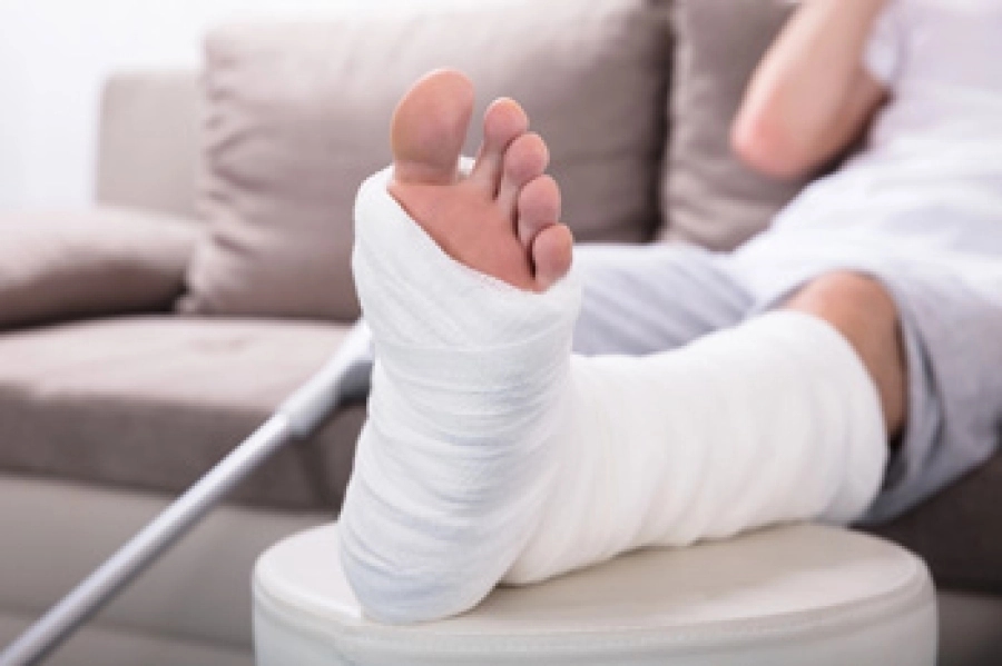 Woman hires goons to break husband’s legs after affair - News Karnataka