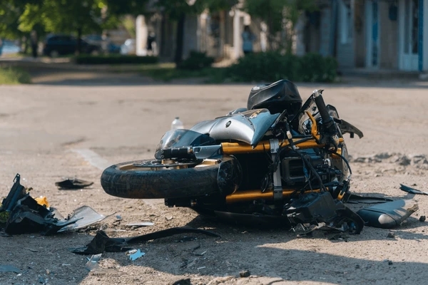 Woman riding with friend's son dies after bike skids - News Karnataka