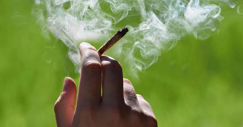 Youngsters arrested for smoking ganja in public places - News Karnataka