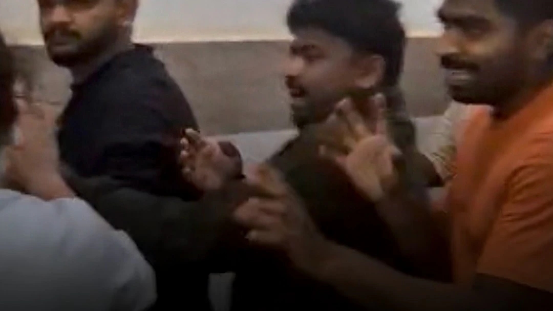 Drunken students attack doctors at medical college - News Karnataka