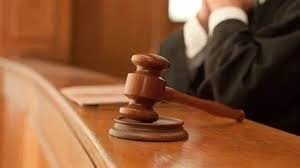 Bizarre Courtroom Escape Stuns Social Media: Suspect Slides Down Building - News Karnataka