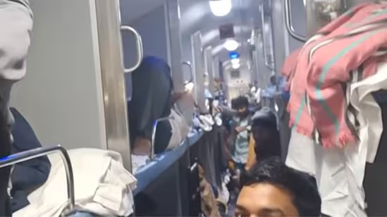Chaos at Mahakumbh: Ticketless Passengers Overwhelm Trains as Devotees - News Karnataka