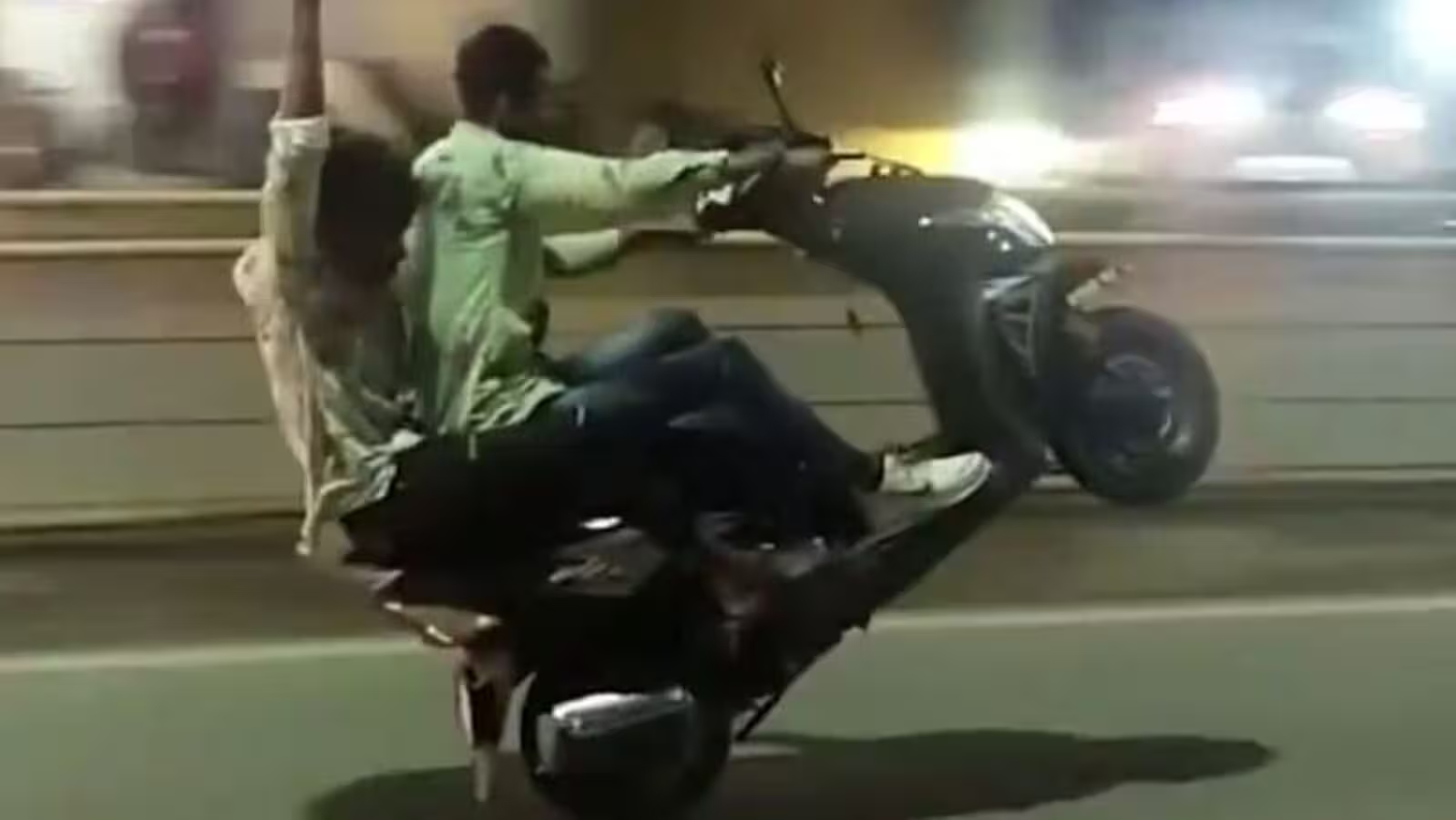 Five Arrested in Bengaluru for Dangerous Bike Stunts and Sword Display - News Karnataka
