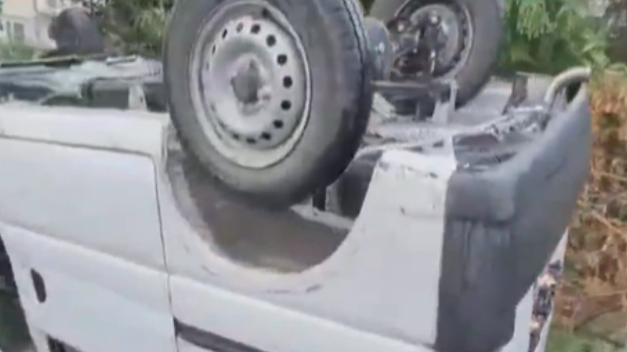 School trip turns chaotic as vehicle overturns near Meempri - News Karnataka