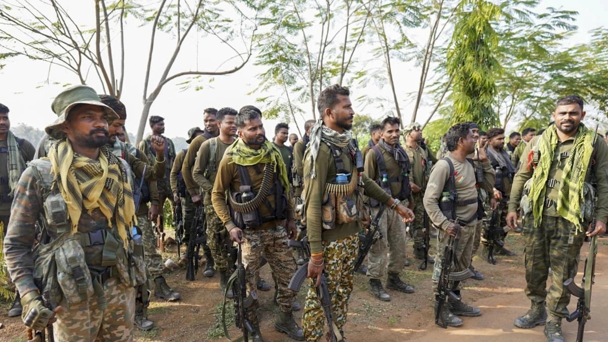 19 Naxalites surrender in Bijapur citing disillusionment with Maoist ideology - News Karnataka