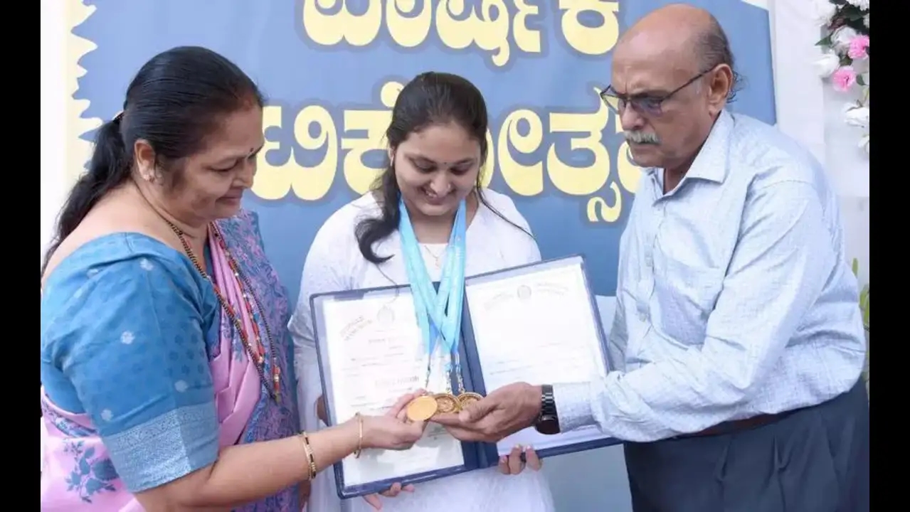 Mangalore student scored 650/650 in sem exams, makes parents proud - News Karnataka