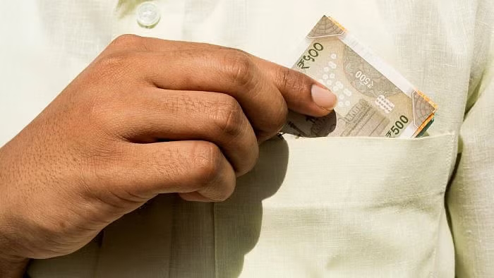 Four officials caught in Lokayukta bribery incident - News Karnataka