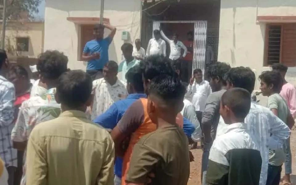 Bidar villagers lock Panchayat members in office over severe water crisis - News Karnataka