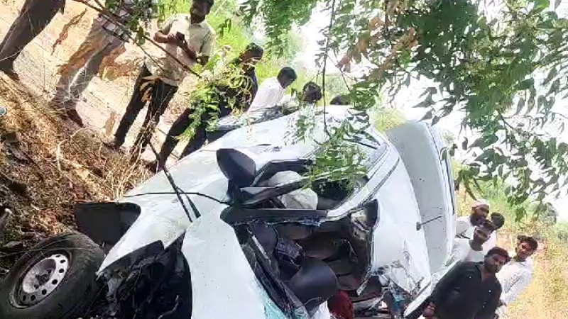 Car crashes into tree near Vijayapura, leaves three dead, one injured - News Karnataka