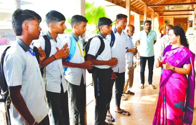 Chitradurga DC welcomes SSLC students with roses, sweets, and festive cheer - News Karnataka