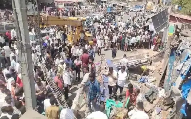 One Dead, Two Critical in Hassan Building Collapse - News Karnataka
