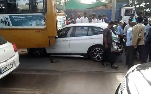 College bus causes multiple-vehicle collision in Mangaluru - News Karnataka
