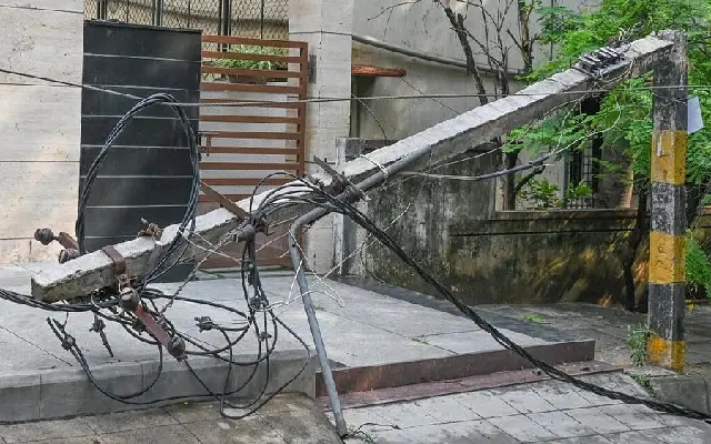 Bengaluru: Two Women Killed as Falling Electric Pole Crushes Them - News Karnataka