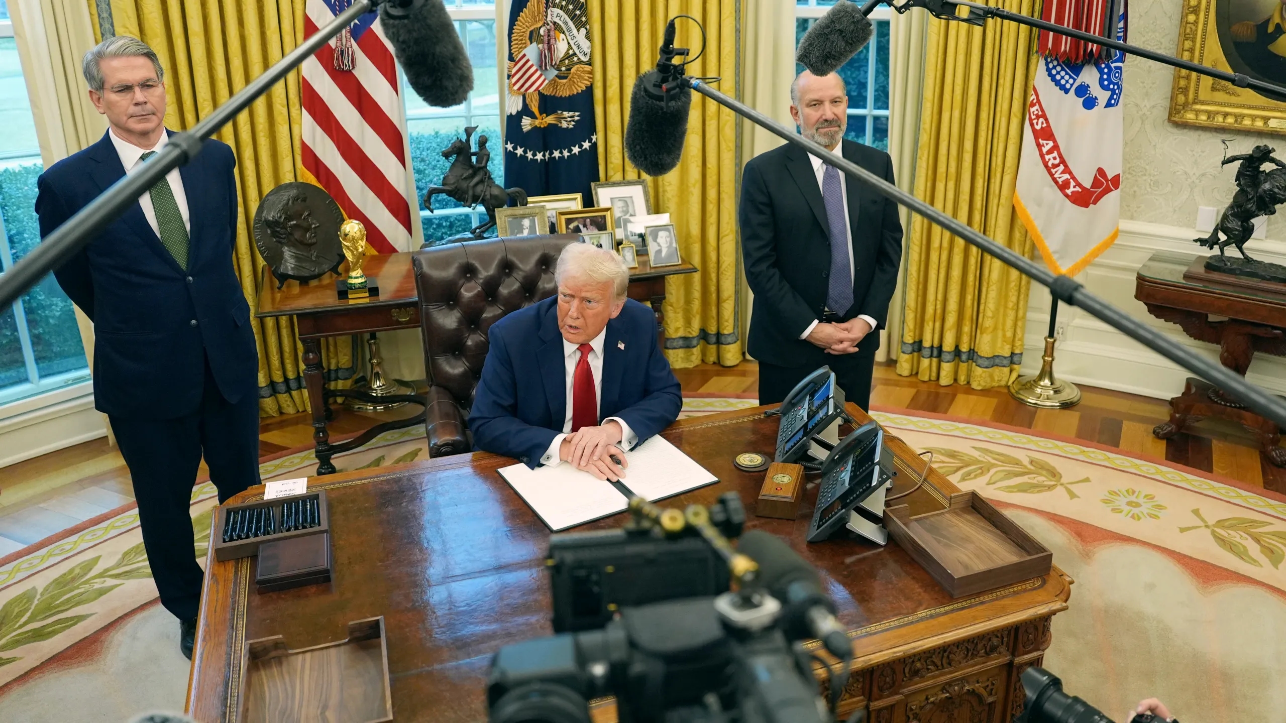 Elon Musk’s eerie reflection in Trump’s Oval Office photo ignites online theories - News Karnataka