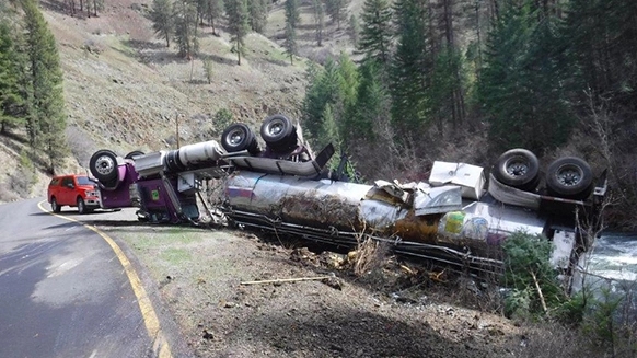 Fish-laden lorry flips in Sanoor, driver narrowly escapes - News Karnataka