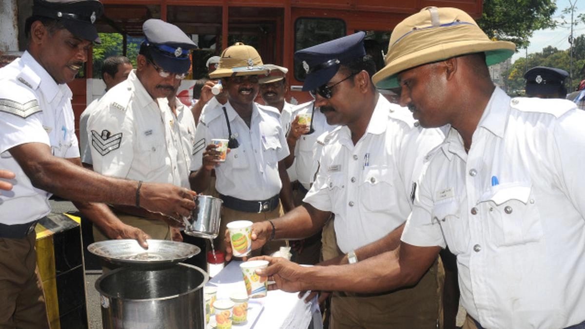 Kolkata cops get shorter shifts, cool kits as mercury soars - News Karnataka