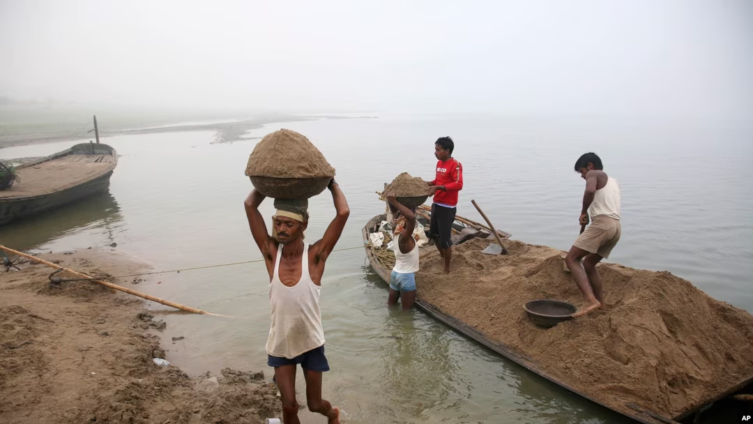 Officials attack mines in Koppal to stop illegal sand miners - News Karnataka