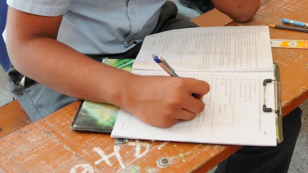 SSLC student writes exam hours after mother’s death, shows remarkable resilience - News Karnataka