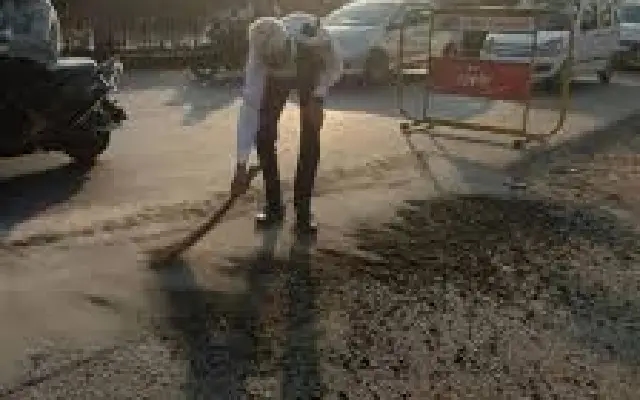 Traffic Warden Saves the Day After Concrete Spill Causes Accident on Mangaluru - News Karnataka
