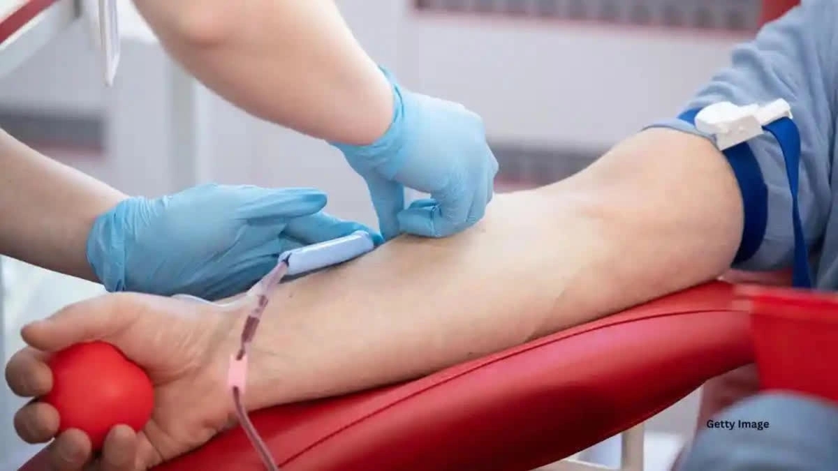 Muslim youth donates blood while fasting to save Hindu woman - News Karnataka