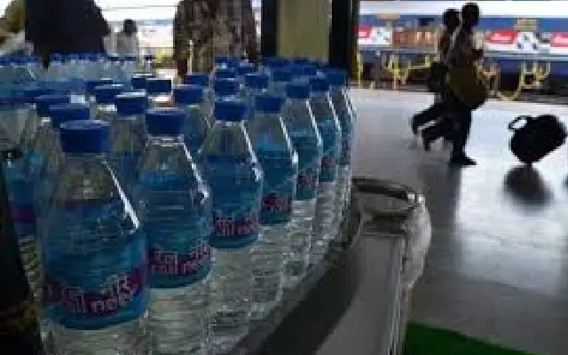 Passengers Expose Pantry Car Staff Selling Unauthorized Bottled Water - News Karnataka
