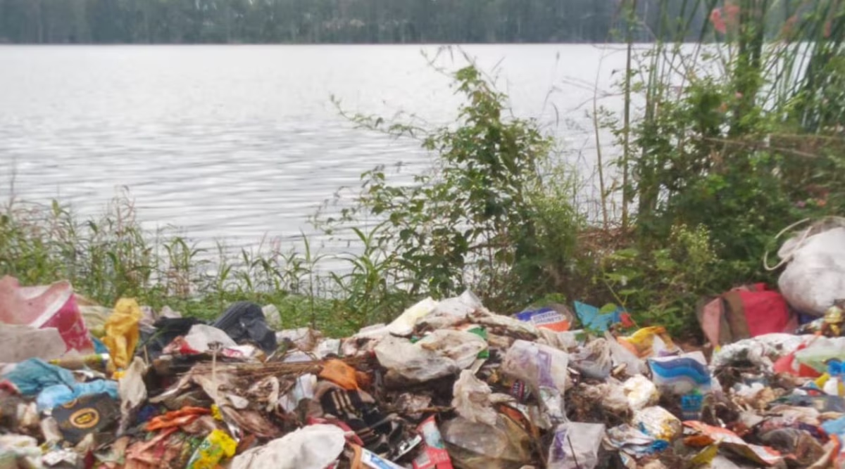 Tractor illegally dumping garbage by falsely claiming to be BBMP - News Karnataka