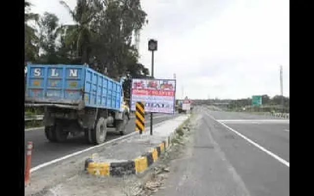 Heavy Trucks on Bengaluru-Mysuru Service Roads Raise Safety Concerns - News Karnataka