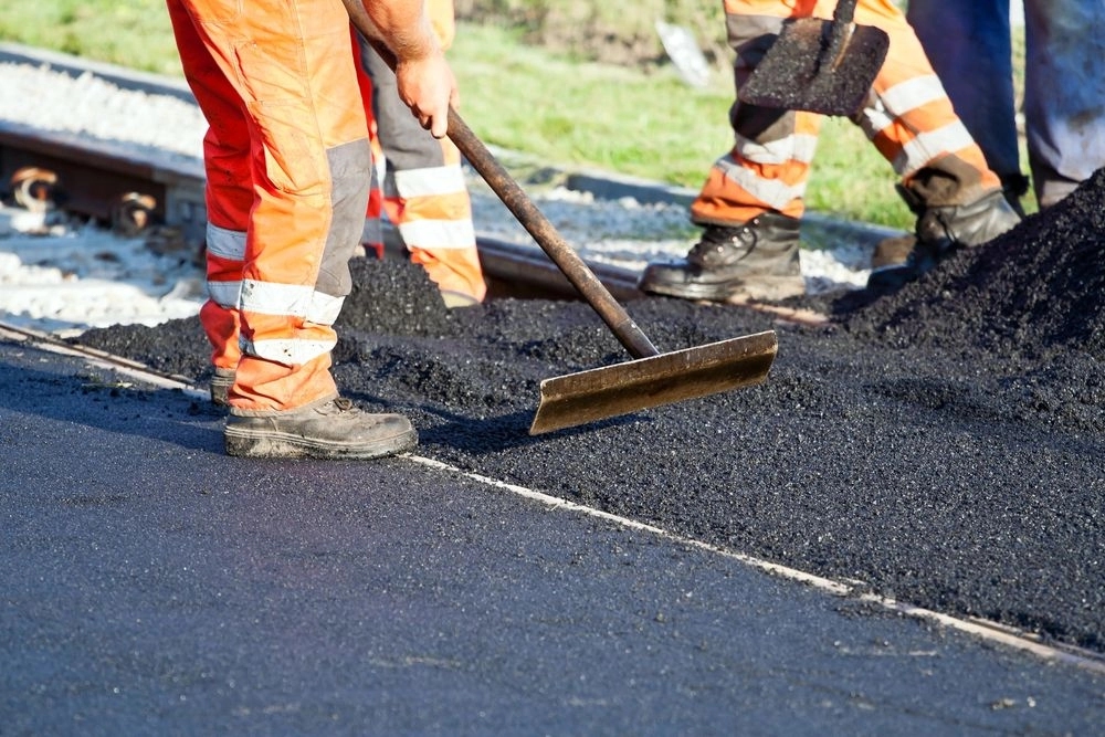 Traffic police take road repairs into their own hands, exposing civic neglect - News Karnataka