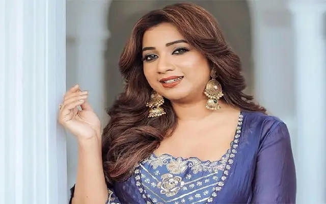 Shreya Ghoshal Offers Prayers at Mahakaleshwar Temple After IPL 2025 Performance - News Karnataka