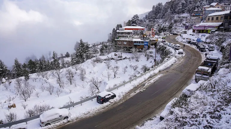 Snowfall halts exams in North India’s high-altitude regions - News Karnataka