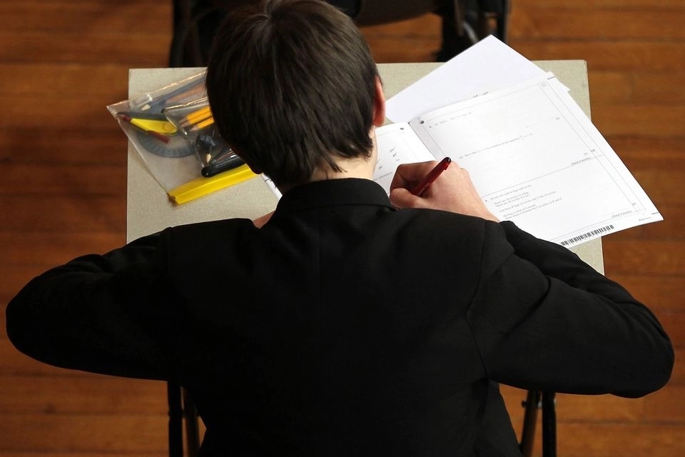 India's reaction after child write exam on day of losing mother - News Karnataka
