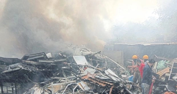 Thick smoke blankets Udupi after accidental fire near Moodunidamburu - News Karnataka