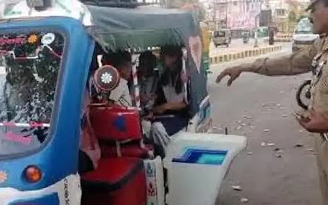 Video of UP Cop's Traffic Stop Goes Viral: 14 Children in One Auto - News Karnataka