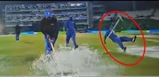 Pakistan Groundstaff's Slippery Mishap During Rain Delay Goes Viral - News Karnataka