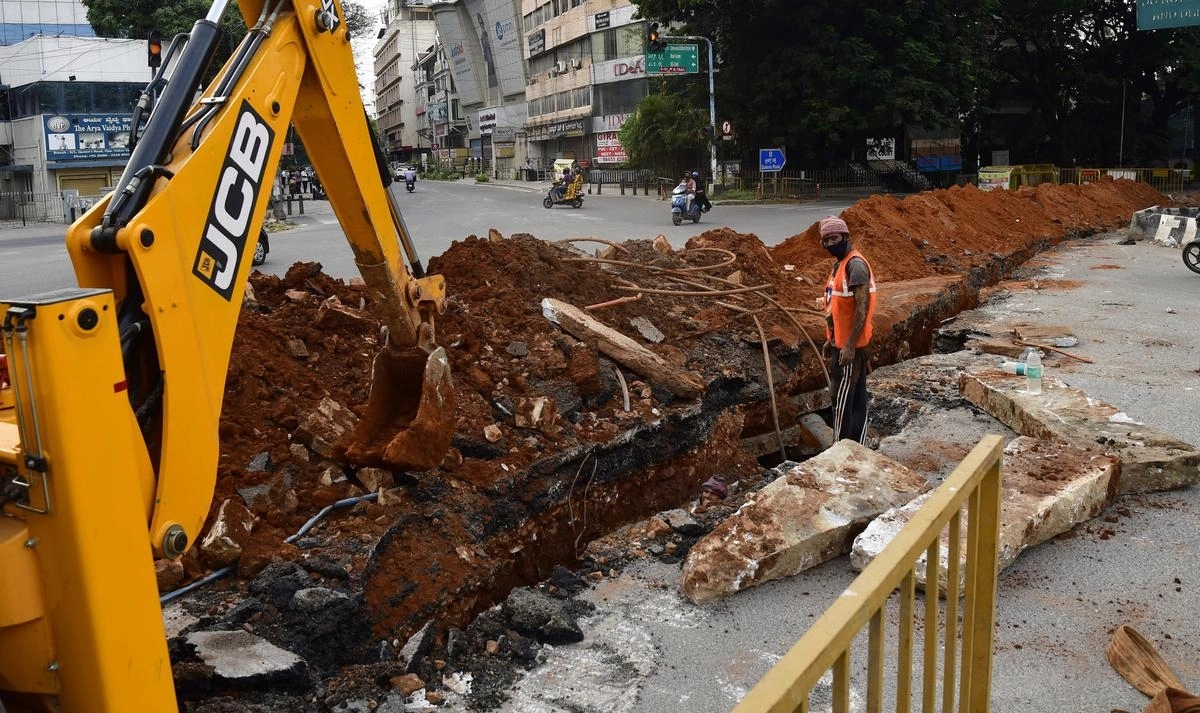 Thanisandra Main Road dug up just four years after concretization - News Karnataka