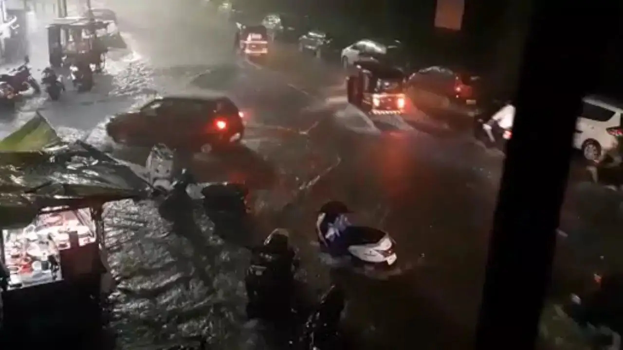 Bengaluru experiences brief rainfall, causing traffic disruptions - News Karnataka