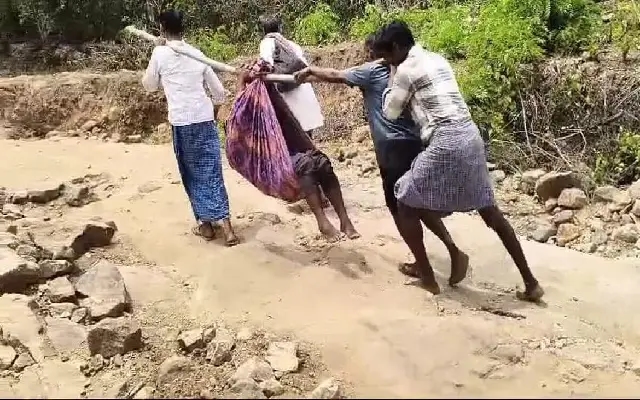 Chamarajanagar Villagers Carry Ailing Man in ‘Doli' Due to No Road Access - News Karnataka
