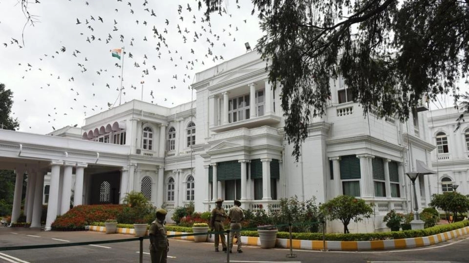 Engineer arrested for trying to commit suicide near Raj Bhavan - News Karnataka