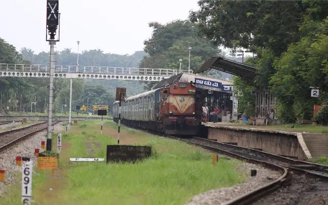 Indrali Footbridge Woes: Citizens Seek Shelter from Sun and Rain - News Karnataka
