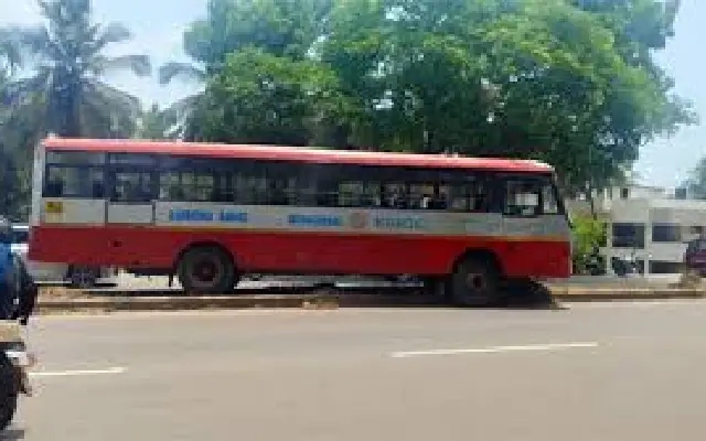 KSRTC Bus Loses Control Near Arkula Valachil Due to Brake Failure - News Karnataka