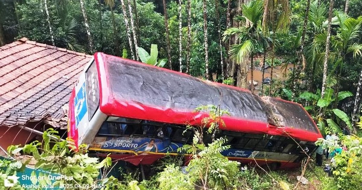 KSRTC bus crashes into home in Chikmaglur, 30 injured in mishap - News Karnataka
