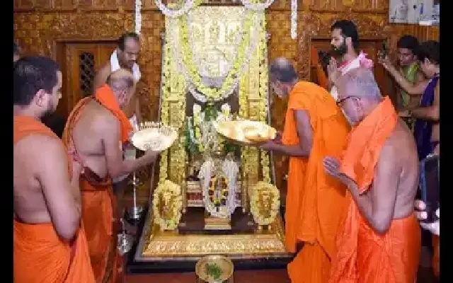 Udupi: Sri Sugunendra Thirtha Swami Offers Suvarna Kavacha to Sarvajna Peetha - News Karnataka
